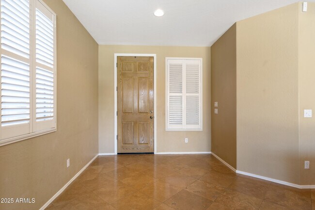 Building Photo - 2992 E Ravenswood Dr