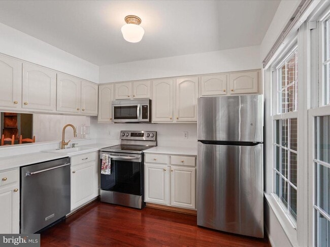 Building Photo - 811 Gibbon St
