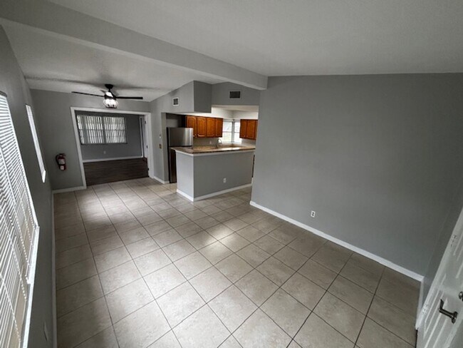 Building Photo - 2 or could be 3 bedroom -1 bath home in Deltona