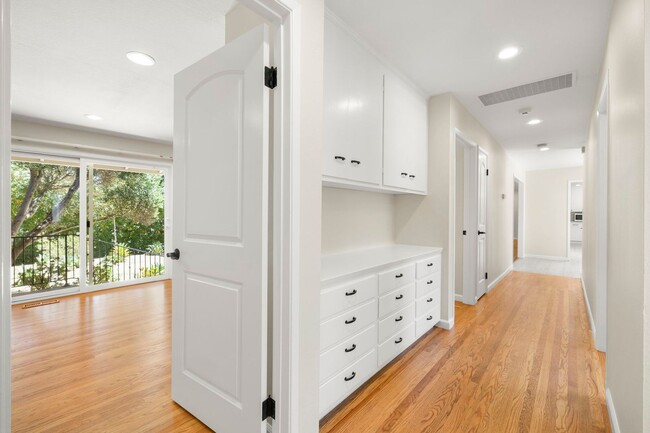 Building Photo - Spacious Menlo Park Retreat with 6 Bedroom...