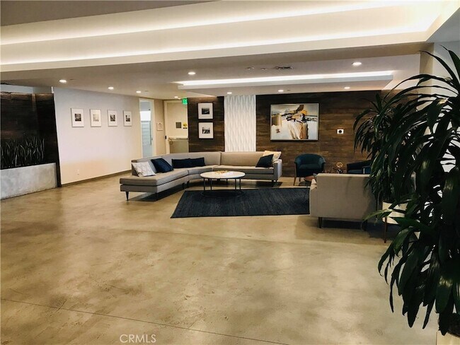 Building Photo - 525 E Seaside Way