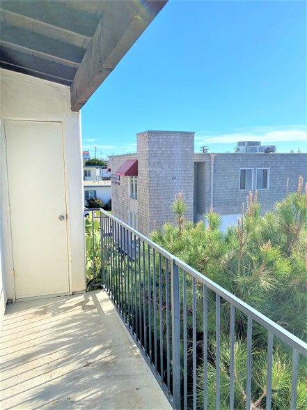 Building Photo - 147 Avenida Serra