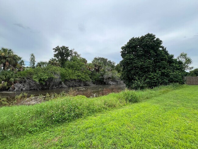 Building Photo - ** Annual ** 2 Bed / 2 Bath ** Single Fami...