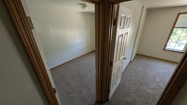 Building Photo - 4 bedroom 2.5 bath home