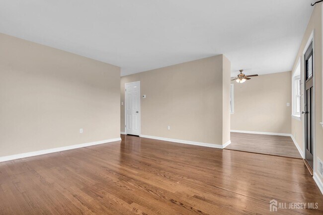 Building Photo - 1067 Riverton St