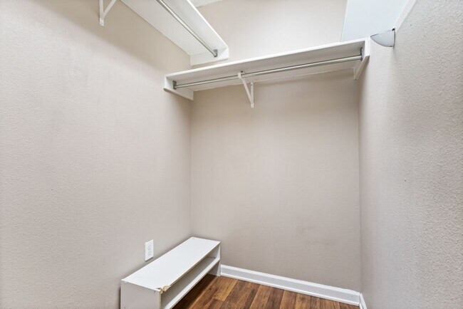 Building Photo - 2 Bedroom/ 1 Bath Bridgewood Subdivision