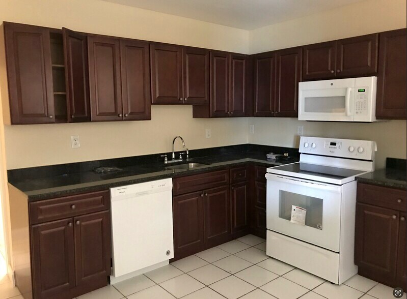 Building Photo - 135 Highland St