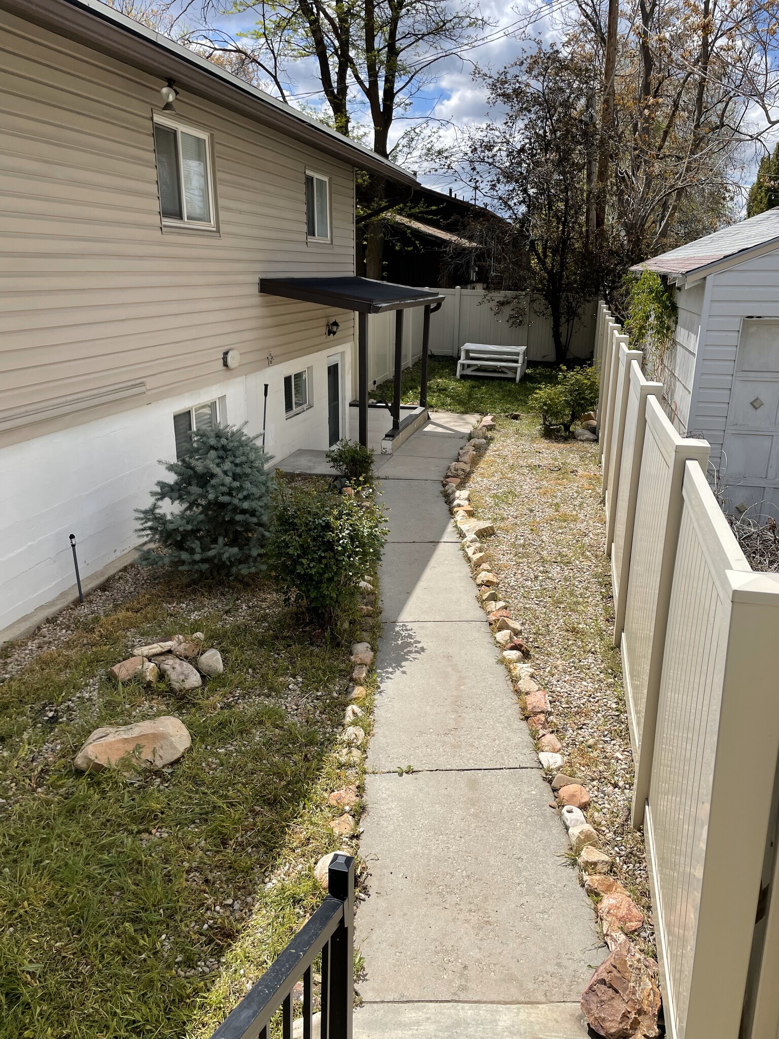 Private Yard (pets welcome) - 2258 E Claybourne Ave