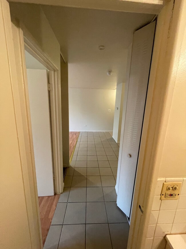 Building Photo - 1533 W Jarvis Ave