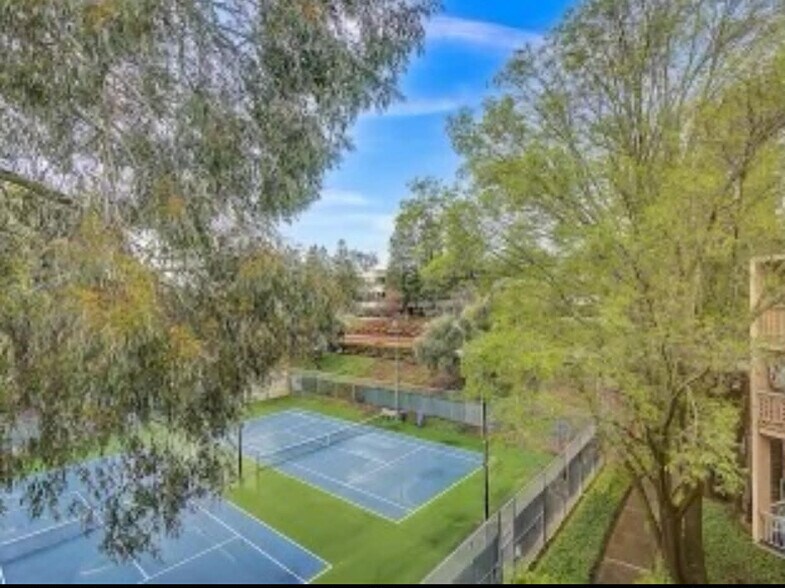 Building Photo - 300 N Civic Dr