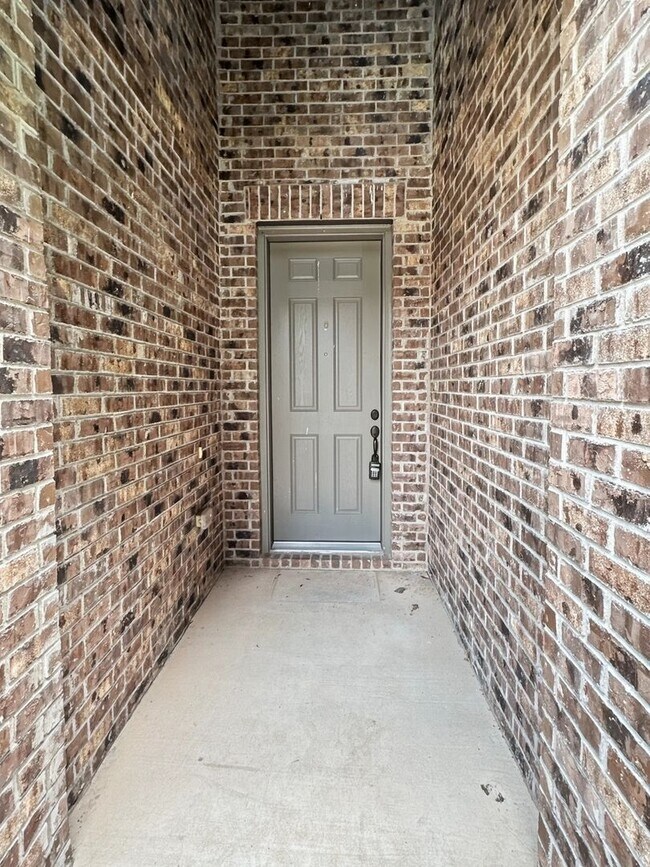 Building Photo - 815 Expedition Way