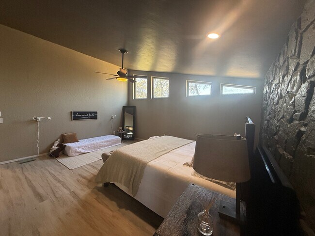 Building Photo - 1925 Bunting Ct