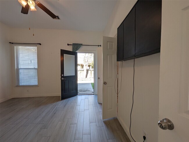 Building Photo - 913 Sweet Pine Dr