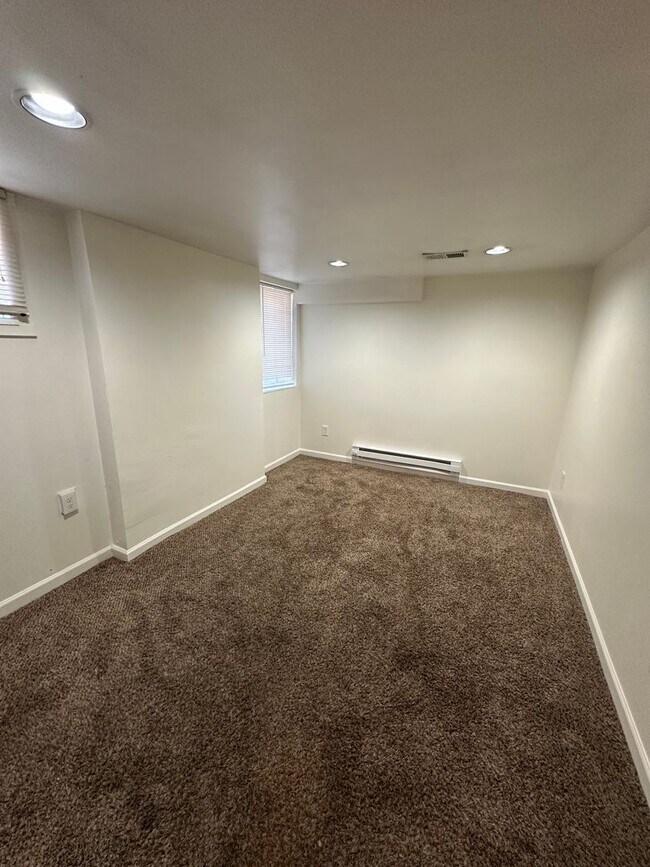 Building Photo - 5 Bedroom House Available Now