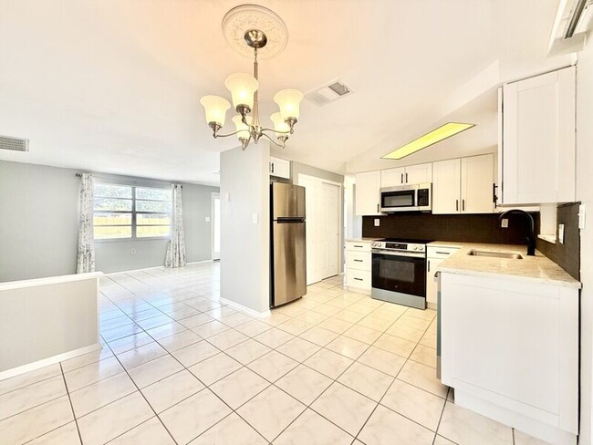 Building Photo - 1300 Classic Dr