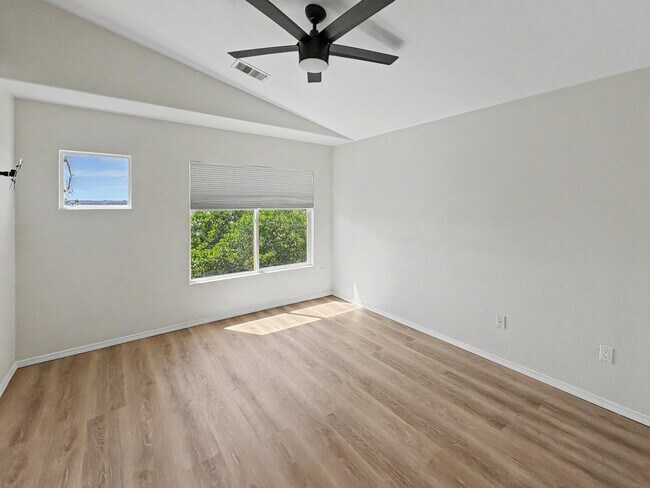 Building Photo - 6501 San Antonio Dr NE