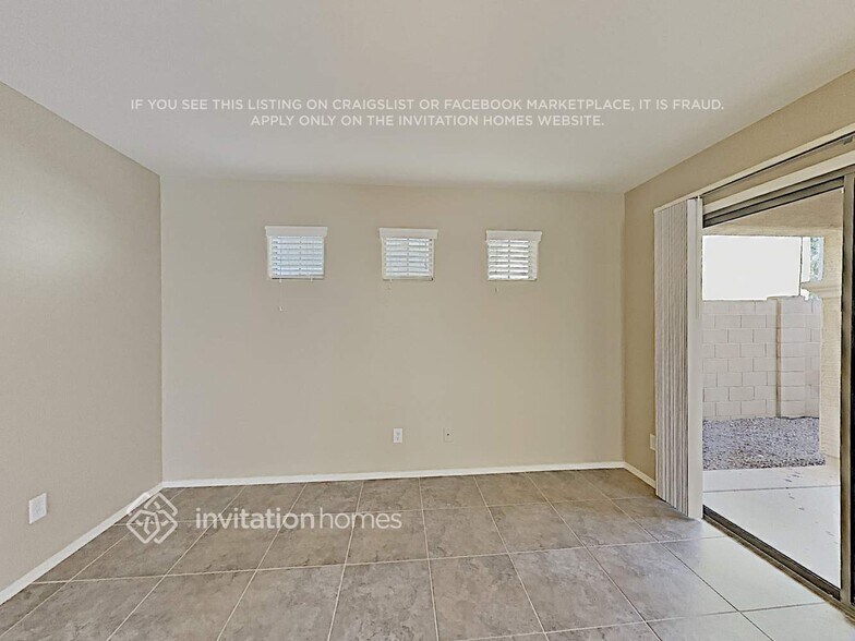 Building Photo - 2467 E Vermont Dr