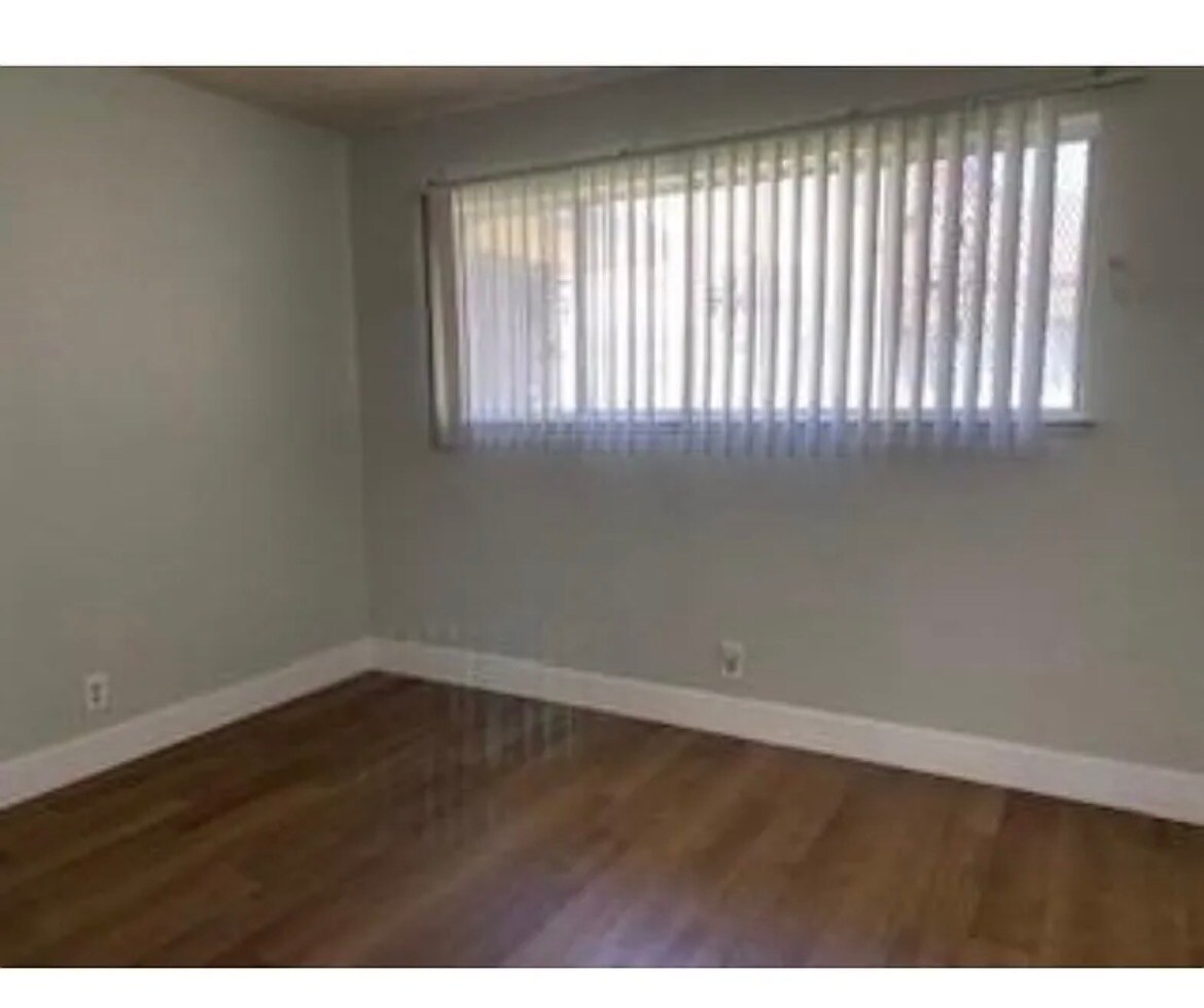 Building Photo - 1323 Pinetree Dr