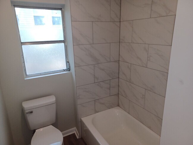 Building Photo - Beautiful 2 BR 1 BA Lakefront View Rental ...