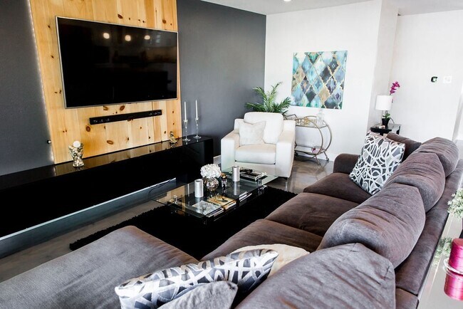 Building Photo - Gorgeous Fully Furnished 3 Bd 2 Bath Vacation Home!