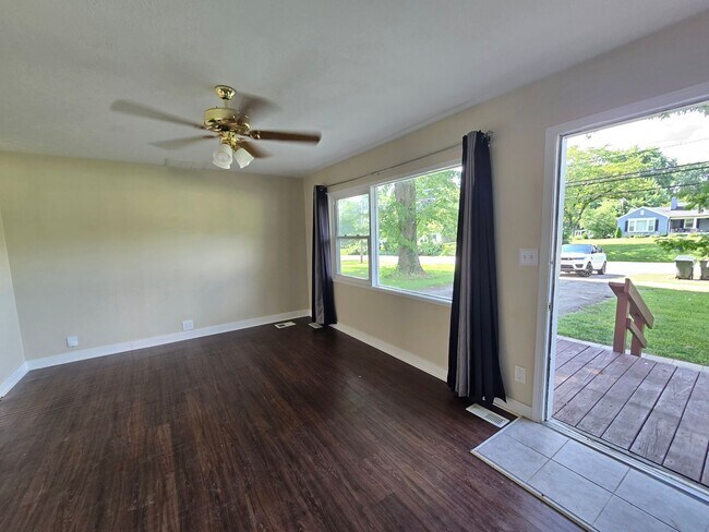 Building Photo - YOU CAN STOP YOUR SEARCH! Jeffersontown / Jtown Rental with 3 Bedrooms, 1 Full Baths, Ranch, 1 Ca...