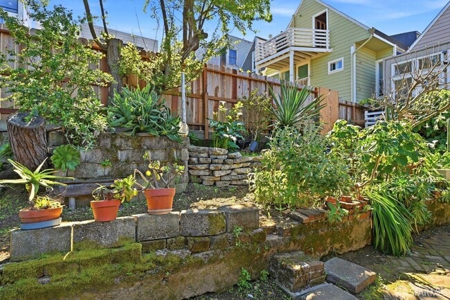 Building Photo - 1529 Hampshire St