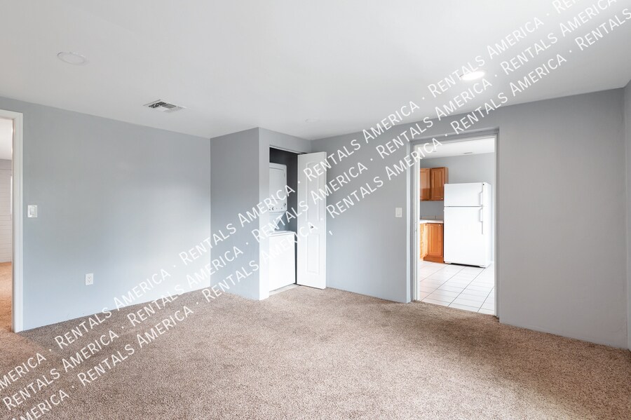 Building Photo - 442 E Linden St
