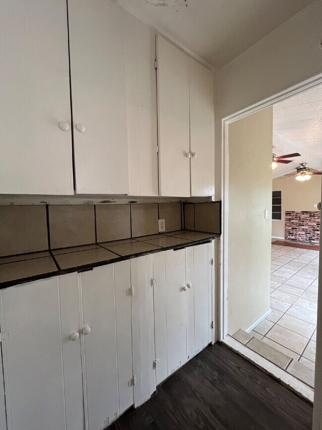Building Photo - Cute 3 bedroom home with large backyard