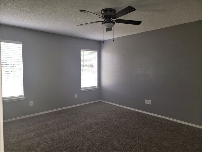 Building Photo - 3/2/2 in South Pointe with Lots of Features