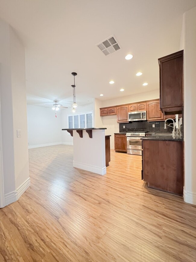 Building Photo - LUXURY LIVING • GOLF COURSE VIEW • GUARD-GATED COMMUNITY