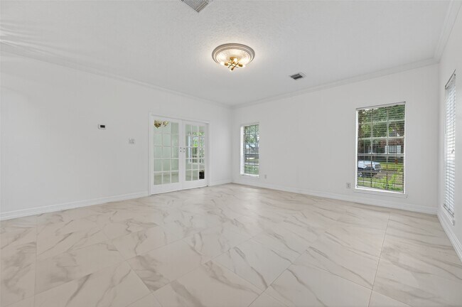 Building Photo - 2431 Parkwood Ln