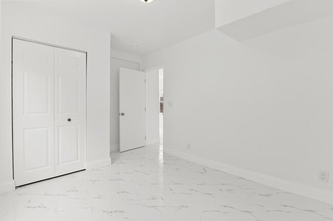 Building Photo - 515 Putnam Rd
