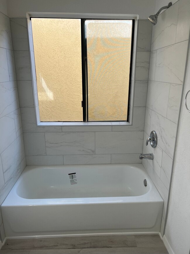 Tub/shower - 44200 Kingtree Ave