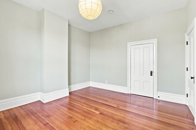 Building Photo - 2570 Folsom St