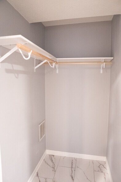 Building Photo - 928 NE Kamies Ln