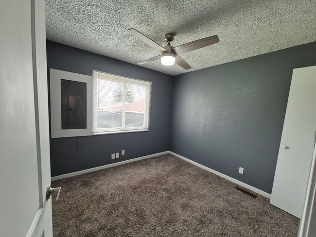 Building Photo - Get this adorable 3-bedroom 2 full bath ho...