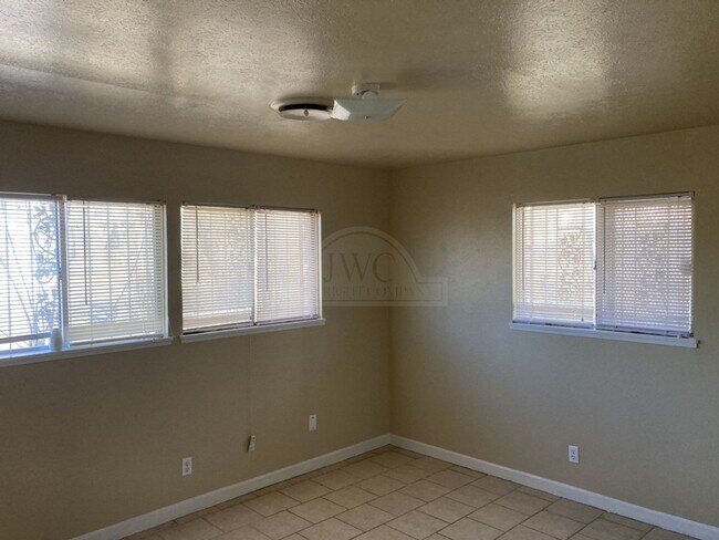 Building Photo - 1814 Crestridge Dr