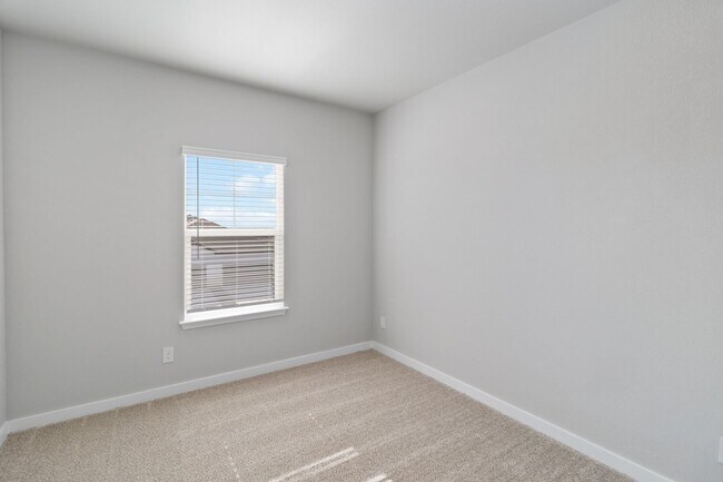 Building Photo - Luxury 4/2.5  Duplex in Buda TX!