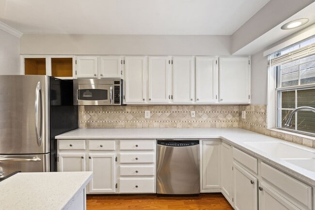 Building Photo - Updated 3-Bedroom Townhome in Ideal Location