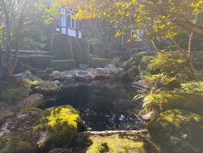 Building Photo - Dec Special Promotion!  Exceptional 3 bed, 3 bath in Houghton Kirkland.  Move in Ready.