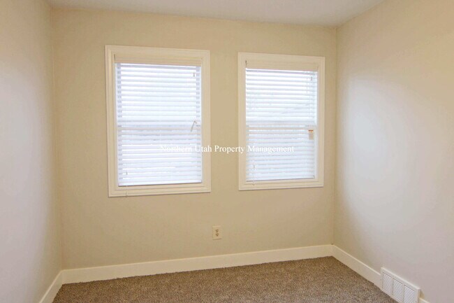 Building Photo - 2 Bed, 1 Bath Upper Unit