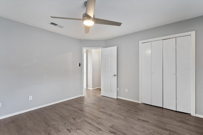 Building Photo - Perfectly Located Townhome in South Austin