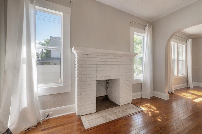 Building Photo - 302 W Hilda St