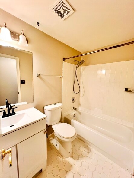 Building Photo - 9538 Clematis St