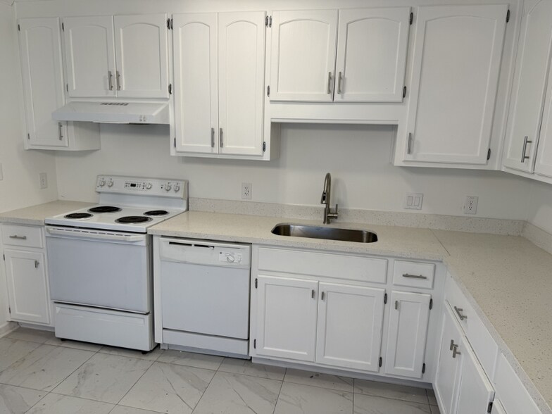 Building Photo - 3336 Colonial Oaks Dr