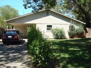 Building Photo - 1205 Duke Dr