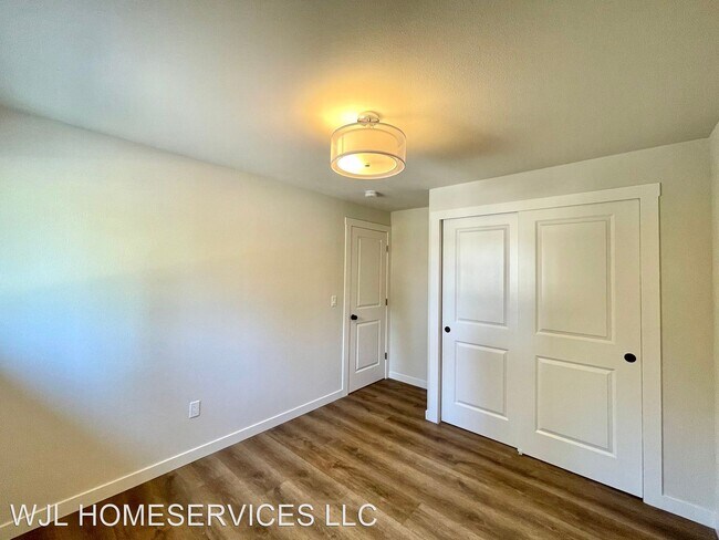Building Photo - 4 br, 3 bath House - 12903 NE 76th St