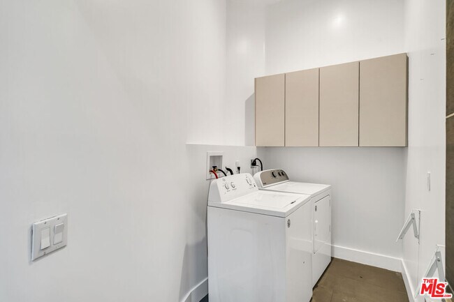 Building Photo - 3026 Passmore Dr