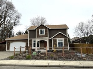 Building Photo - Beautiful 3 Bedroom Home with Custom Touches!