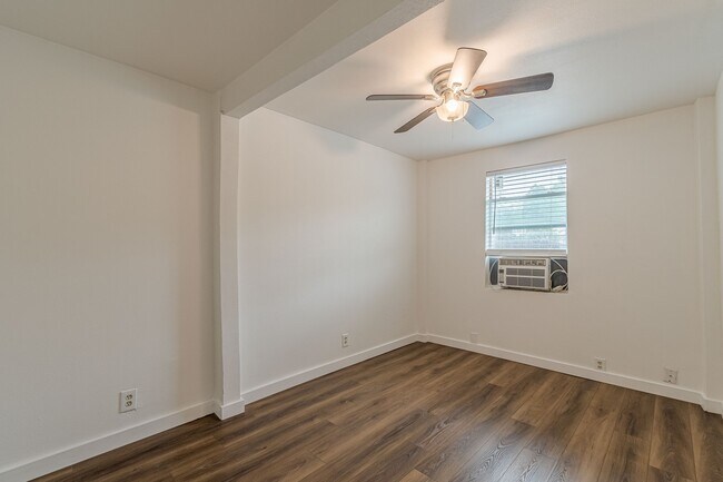 Building Photo - 2407 S New Braunfels Ave